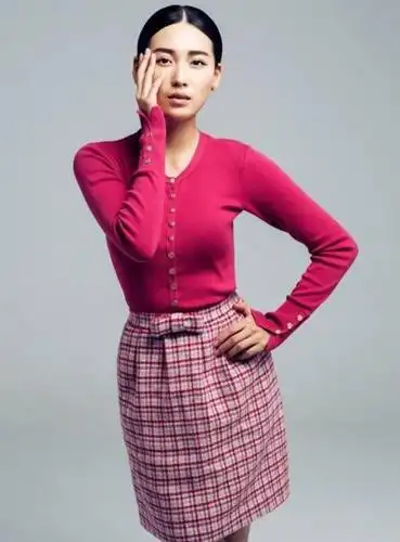 而从宁丹琳晒出的照片可以看出来,宁丹琳现在非常的成熟,照片中的她