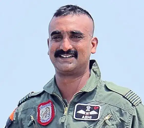 varthaman),1983年6月出生,是印度空军51战斗机中队的中队长,中校军衔