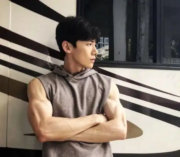 男明星的肌肉照第一位是大神看到杨洋是行走的金刚芭比吗