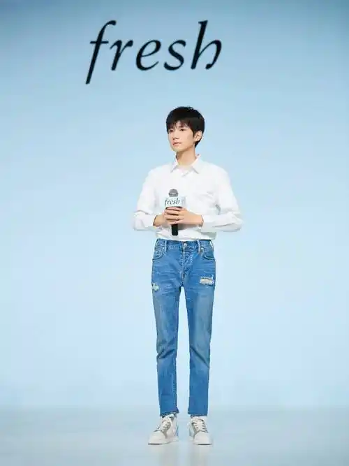 18岁王源真会穿白衬衫搭配蓝色牛仔裤清爽休闲帅成学长的模样