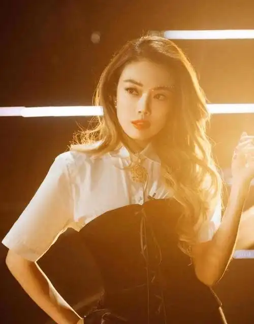 新加坡街头被容祖儿惊艳了吊带短裙配长靴整体美过duo