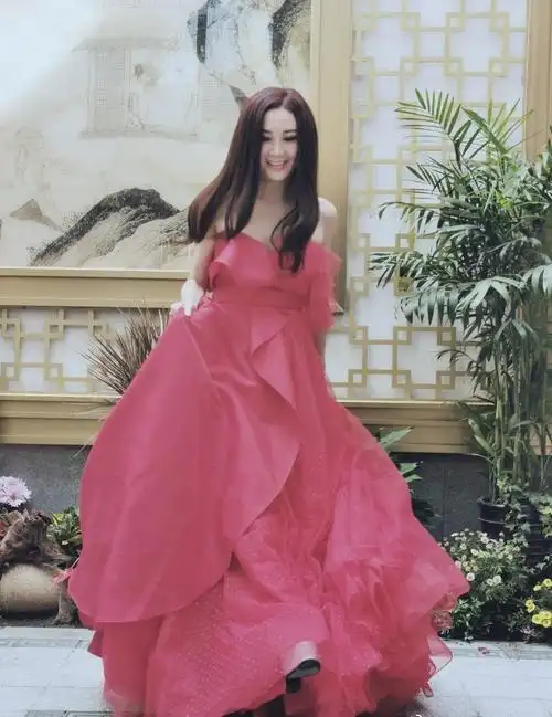 不老女神温碧霞53岁依旧有少女心!玫红色抹胸裙优雅减龄,美腻了