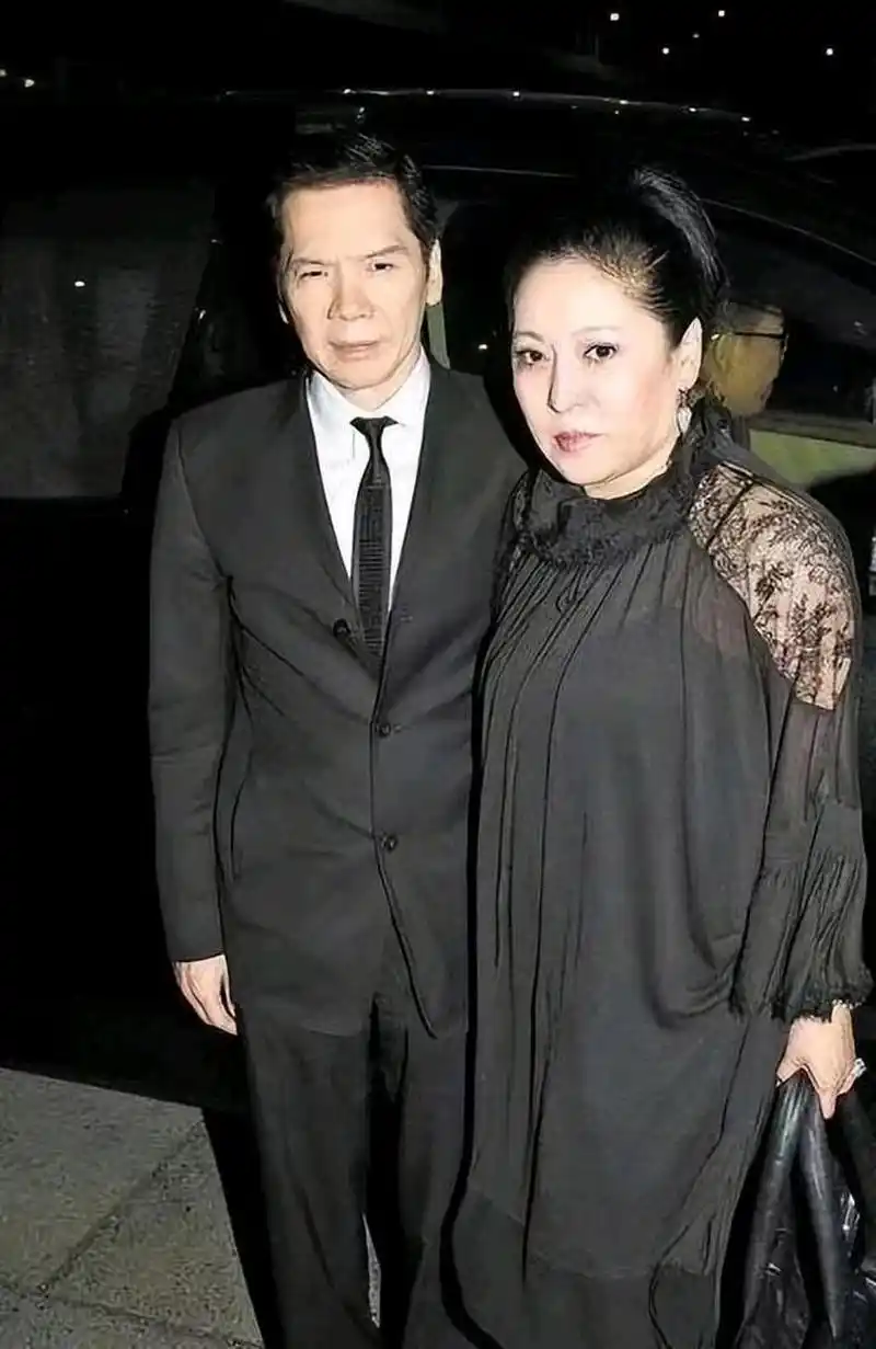 1982年,向华强与陈岚在庙街散步时,突然被一位算命先生叫住:"这位先生