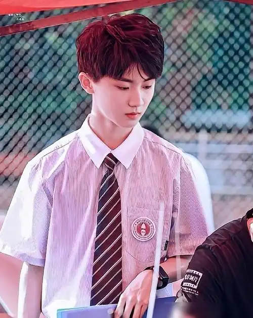 马嘉祺"上课照"被传,穿蓝色校服趴在桌子上,这颜值真实存在?