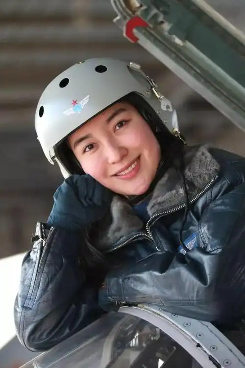 爱玩滑板的小姐姐,是个战斗机飞行员!_网易订阅