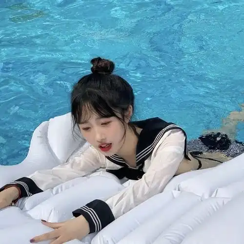 求一求甜妹美女在这种波光粼粼蓝色系海边泳池边