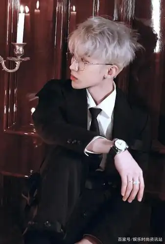 蔡徐坤的银发也太帅了!漫画中走出来的男神!太绝了!