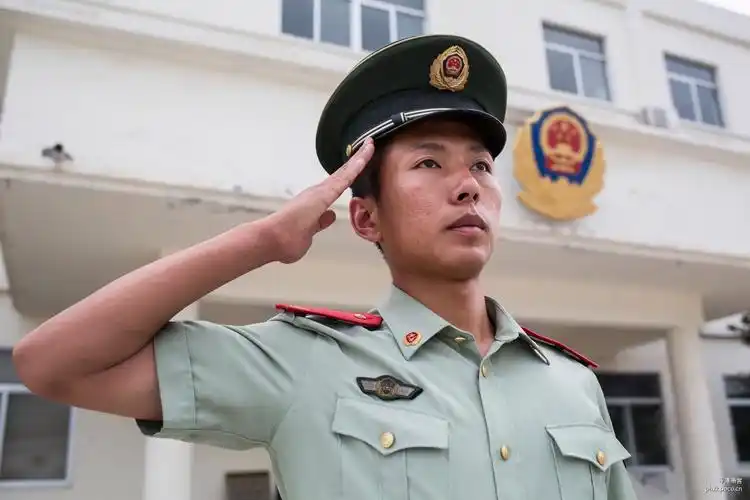 雄诗豪歌同题诗 《军 礼》