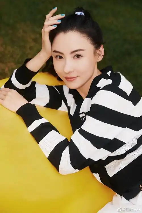 原来张柏芝晒的不是她三胎儿子照片,而是她姐姐戴碧芝的女儿!