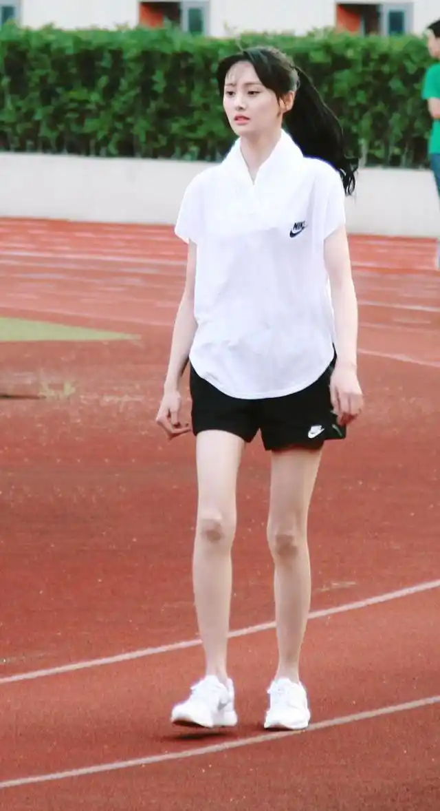 郑爽一片黄瓜嚼20下,日常只吃减肥餐,网友:难怪你能瘦