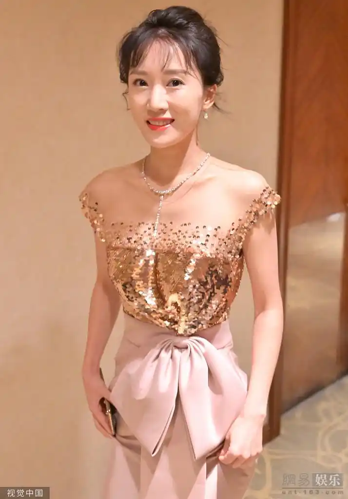 阔太李念穿蝴蝶结礼服打扮粉嫩甜美似少女