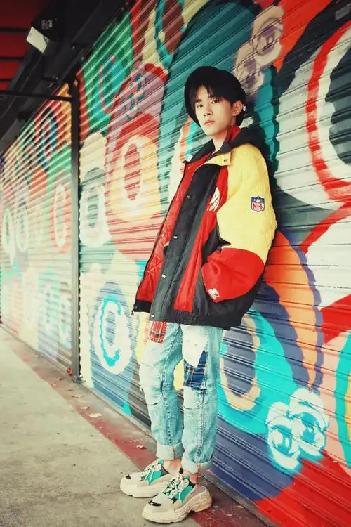 易烊千玺旅途时尚少年街拍写真图片