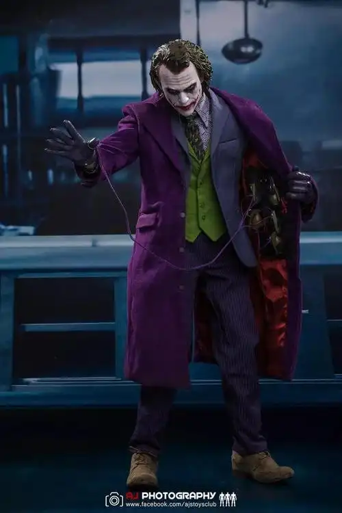 细节还原也很考究, 小丑和黑帮谈判时西装里的手榴弹, 和鞋内藏着的