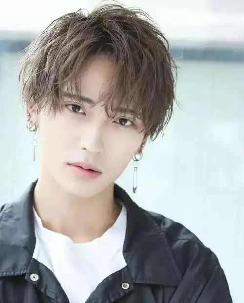 男生烫发发型图片男生烫发发型图片欣赏