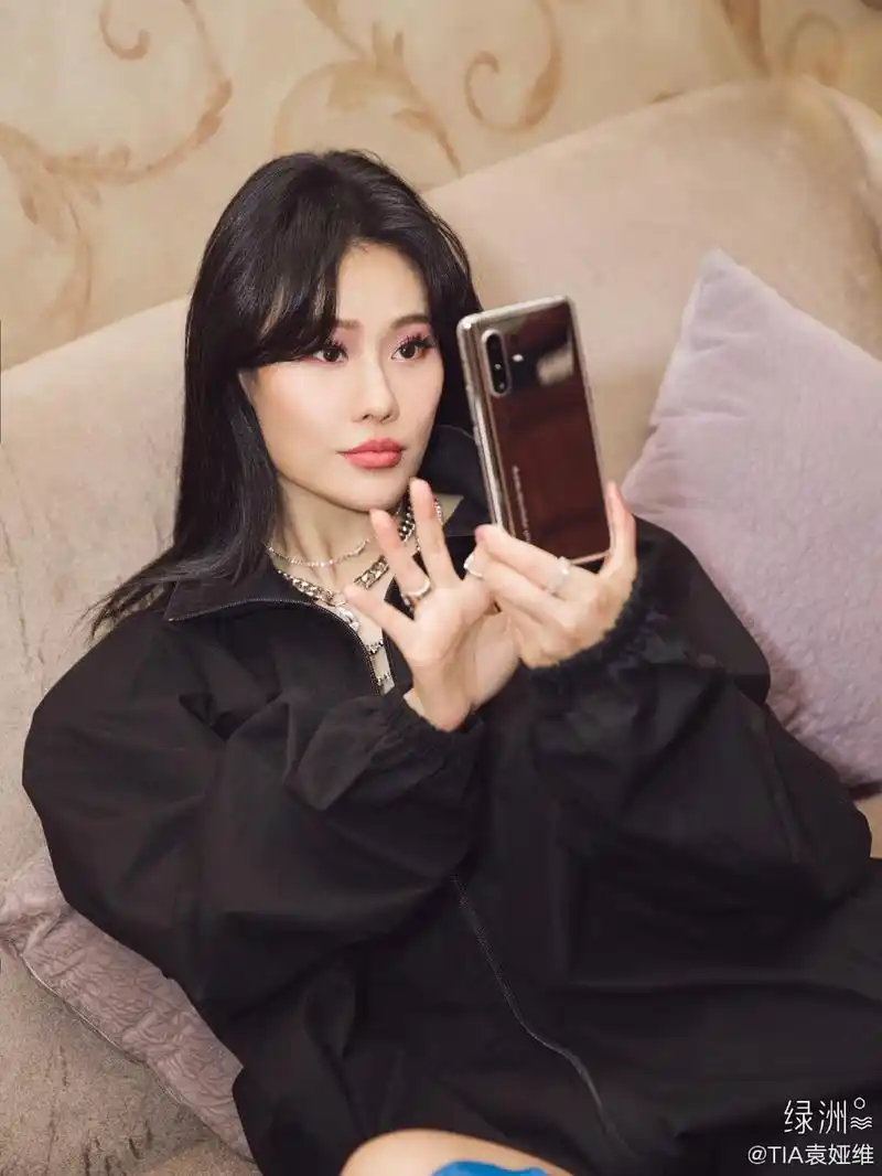 袁娅维晒复古风自拍风韵十足 对镜浅笑电眼迷人