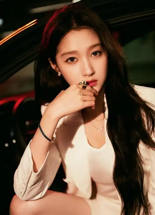 组图:关晓彤白色西装短裤利落酷飒 大长腿笔直纤细性感帅气