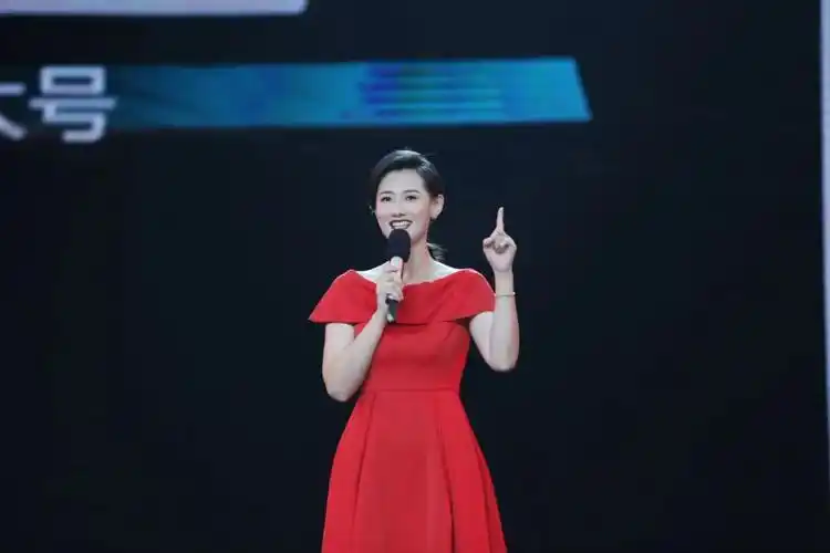 p>施源,东南卫视主持人.