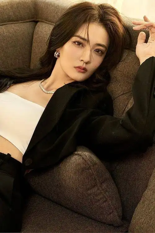 2021年9月24日,徐璐一组写真曝光.