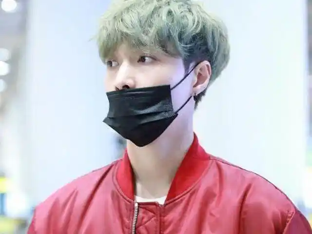 张艺兴现身机场,一头灰绿色的发型,女粉丝送花舔舌头成亮点!