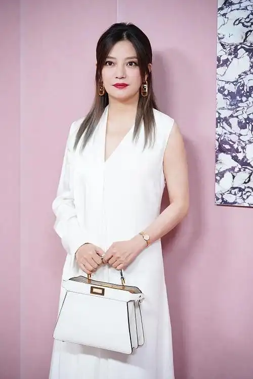 赵薇身穿垫肩衬衫好有气势,但无修镜头下,脸上的皮肤也"松垮"