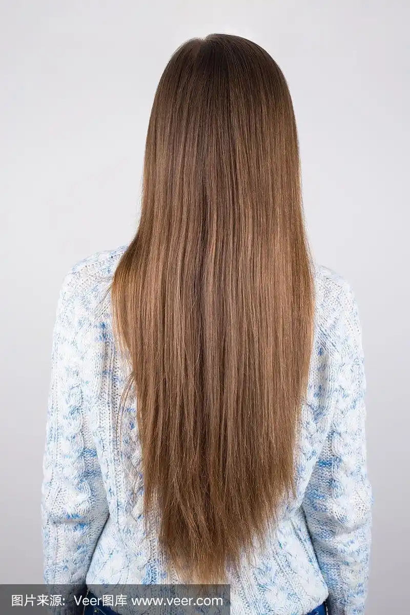 垂直近距离后的背影背影照片的女人展示了她的长,但问题的头发孤立的
