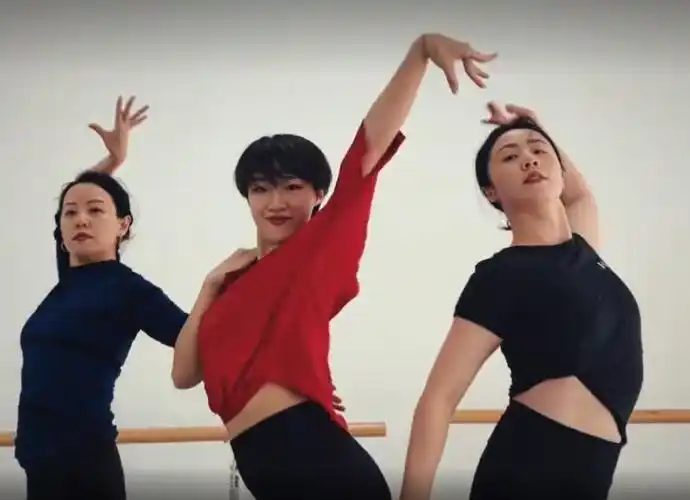 近日,孙莉在社交平台晒出了一条自己的跳舞视频,视频中孙莉身穿一身