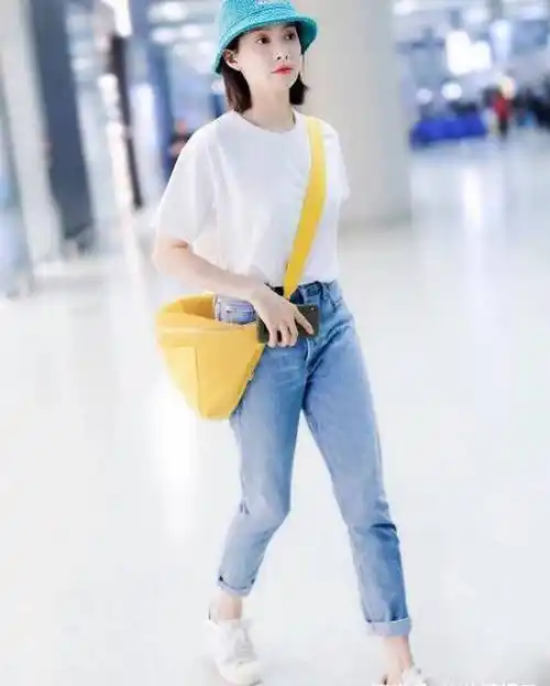 春季打扮就学宋茜纯白t恤搭配卷边牛仔裤清新又时尚