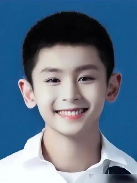 张哲瀚儿时长这样?证件照堪称迷你版小张?