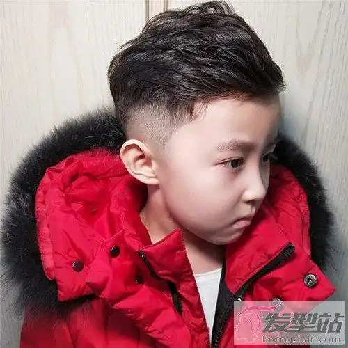 小男孩2021年发型新款两边铲后脑剃萌值爆表