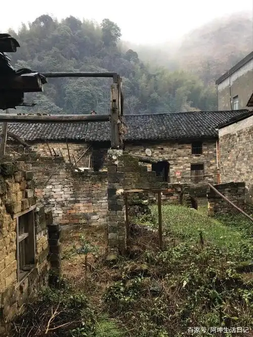 岁月流逝,破旧的老房子承载着儿时的回忆