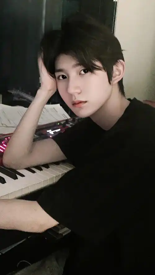 不知道为什么这个氛围就很想播放一首飘  @tfboys-王源