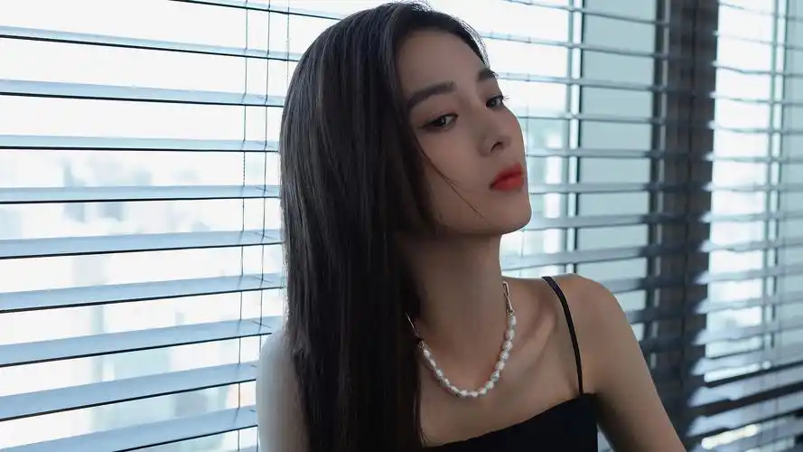 吊带长发飘飘的女神万鹏壁纸