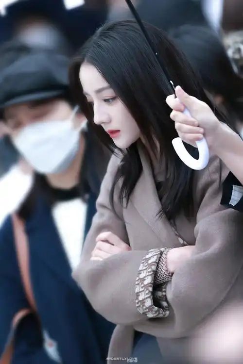 迪丽热巴驼色大衣造型