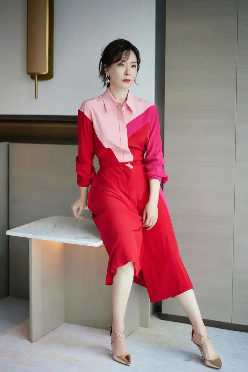 穿红粉拼接连衣裙令人大开眼界,超好看|明丽|陈数|红粉_新浪新闻