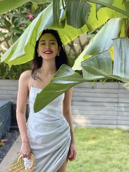 跟钟楚曦,苗苗相比较起来,杨采钰在电影里并不算特别出挑,她的肤色有