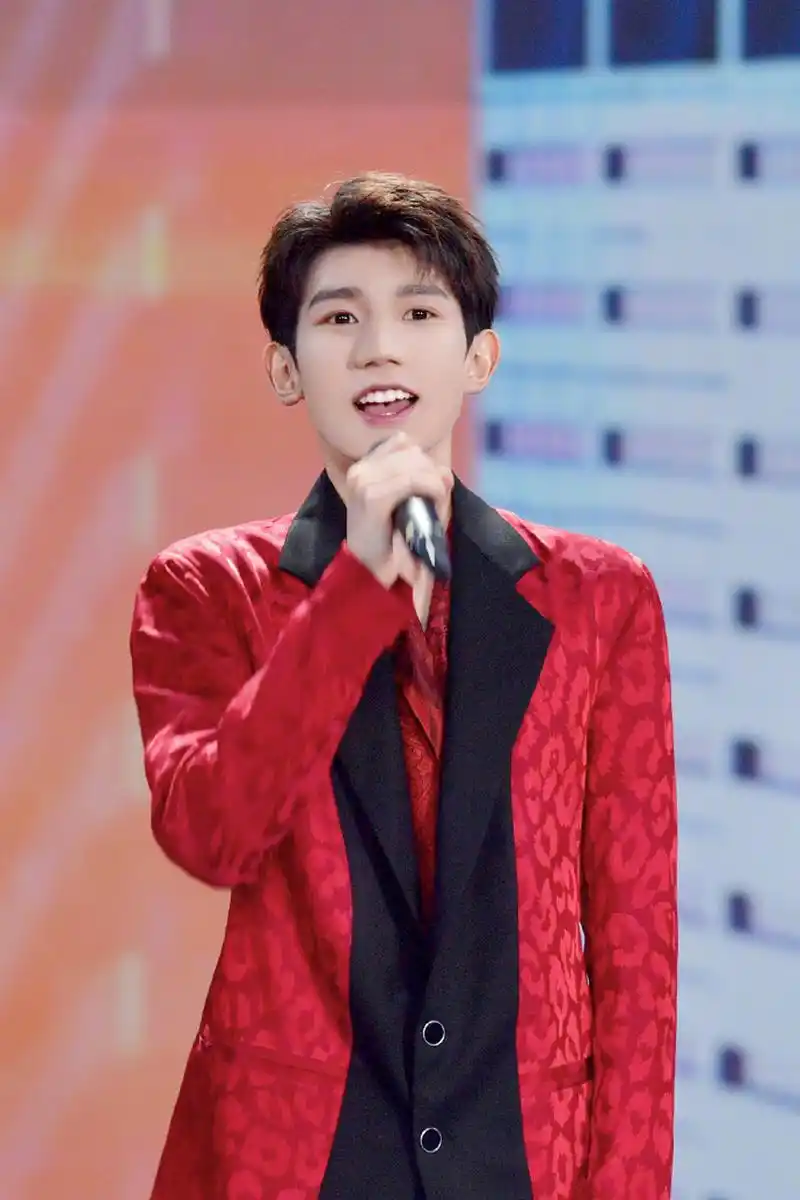 【王源红色西装杀】穿上这款红色西装的王源已经是第5次上春晚了,阳光
