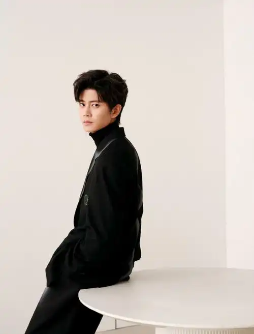 任嘉伦黑色西装优雅大片##任嘉伦极简优雅大片