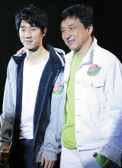 张国立为儿操碎心成龙为儿操碎心唯独他安安逸逸专心恋爱