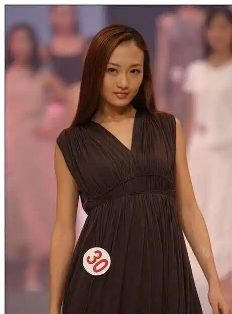 在赛场上,年轻的王鸥没有怯场,全心全意地展示了自己的实力.