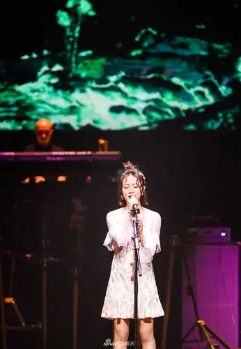 组图:谢春花个人演唱会落幕 首唱新歌秀架子鼓