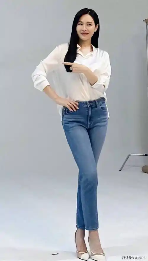 孙艺珍产后复工,穿经典白衬衫搭配牛仔裤秀长腿,露出标志甜笑_玄彬