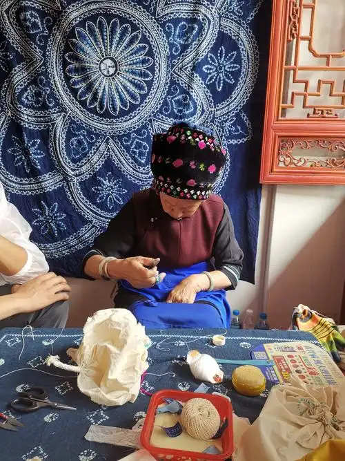 染坊让我们每个人挑选一块未经扎染的布,让这些老婆婆帮我们用针缝一