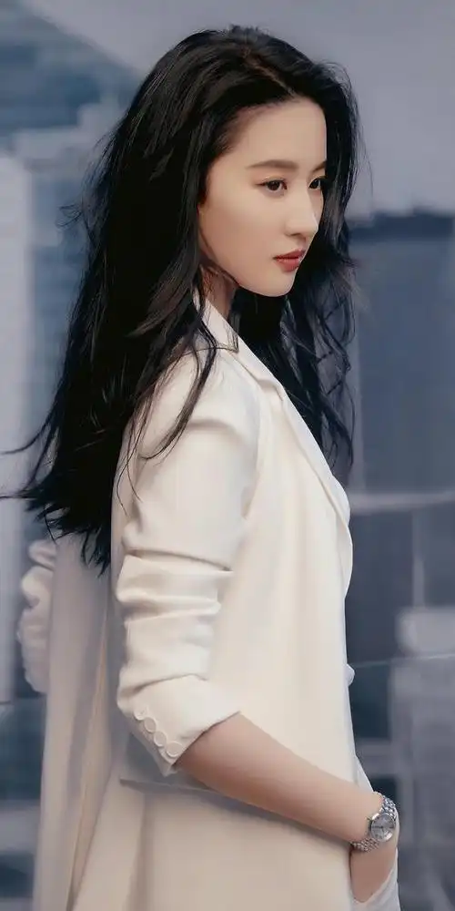 中国电影界有许多备受关注的女演员,她们以自己独特的魅力吸引着观众