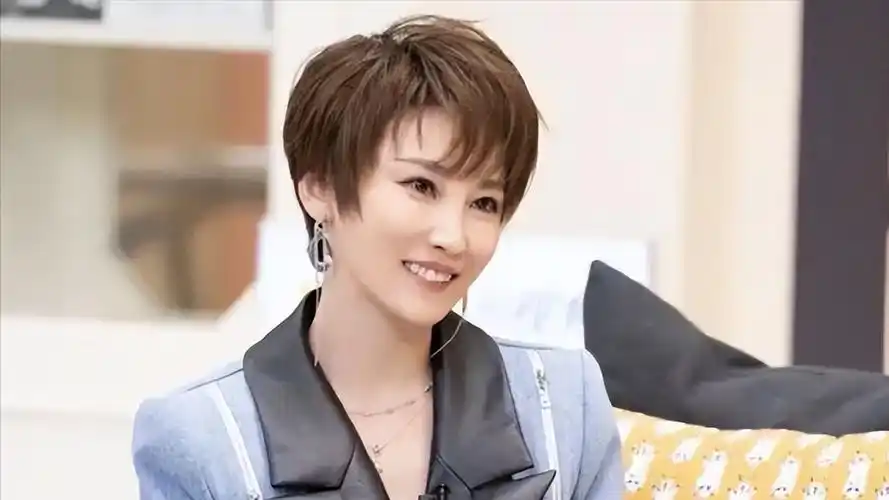 因赚不到500万被前女友抛弃娶小10岁的她后身价暴涨20亿