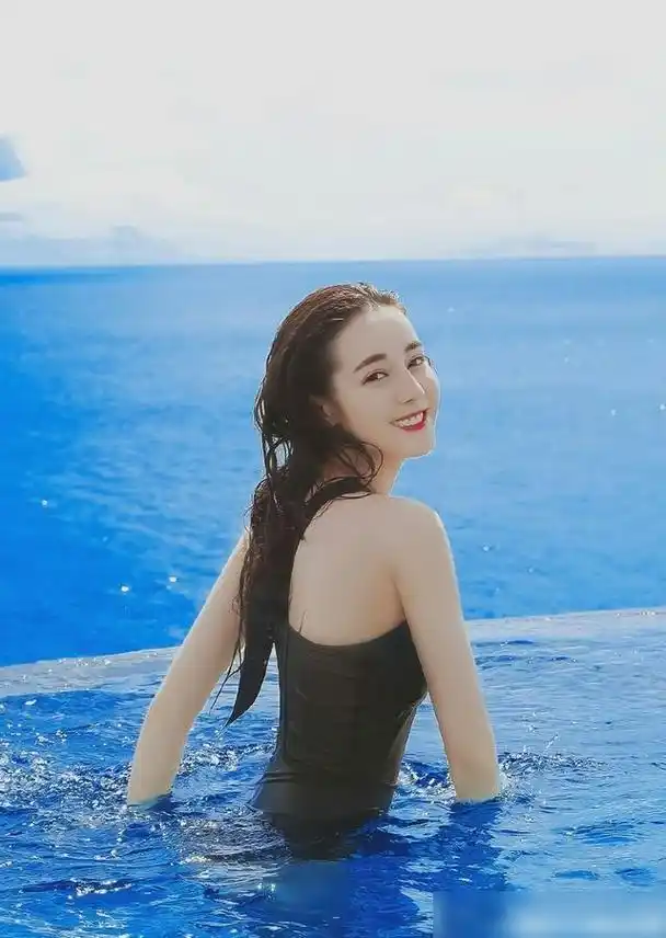 28岁的古力娜扎,迪丽热巴穿同款泳装,身材火辣,谁拥有最美a4腰