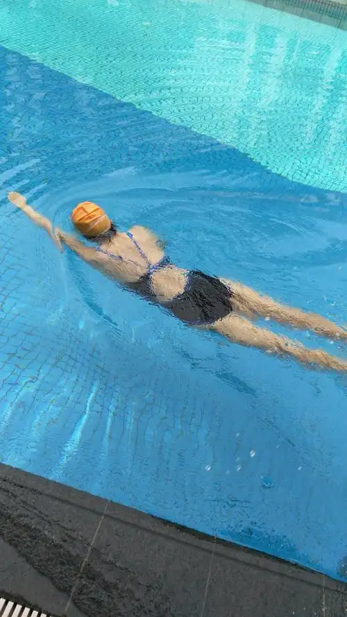 每天记得游泳两次.大姨家小区的泳池非常干净,人少,太幸福了!