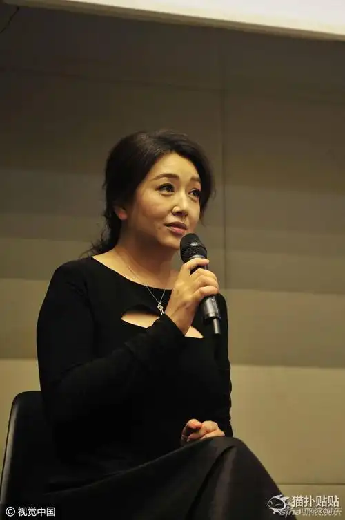 组图:49岁江珊发福脸圆面松弛 妩媚撩发秀性感