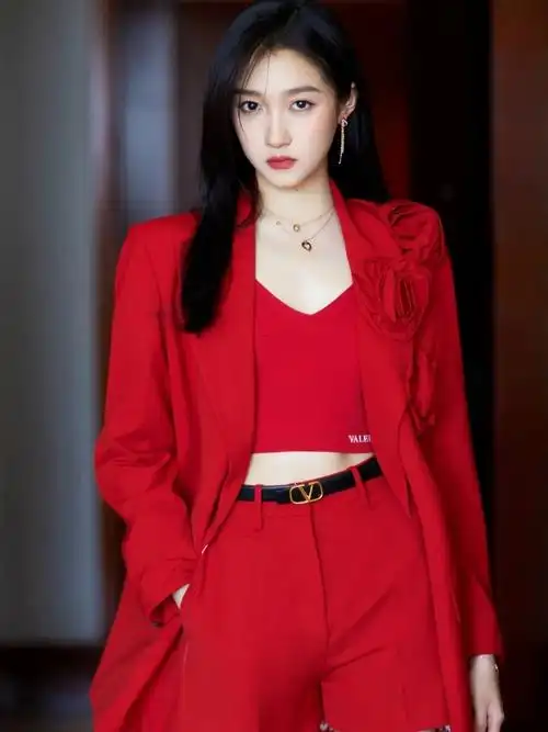 关晓彤晒"开工战袍",穿红色西服短裤套装,秀出白皙的大长腿,成熟美丽