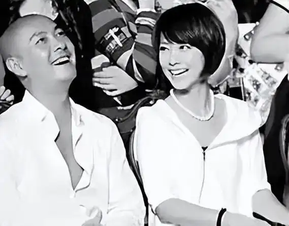 三次娶同一个女人的张卫健18年无子却把老婆当孩子宠他现在去哪了