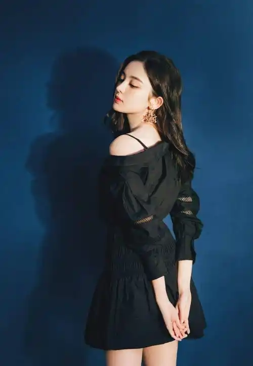 初夏未到,穿搭先来,古力娜扎一身黑色连衣裙,凹出高级感!